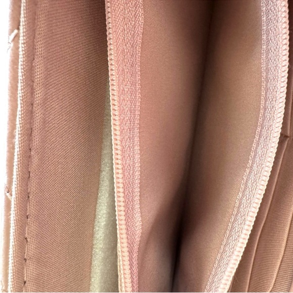 Badgley Mischka quilted crossbody - Picture 4 of 9